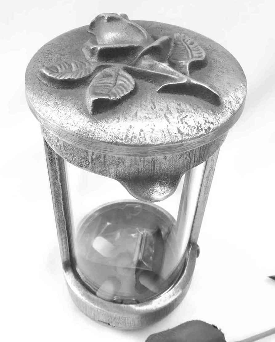 Urnengrablaterne, Grablampe, Urnengrab, mit Rose