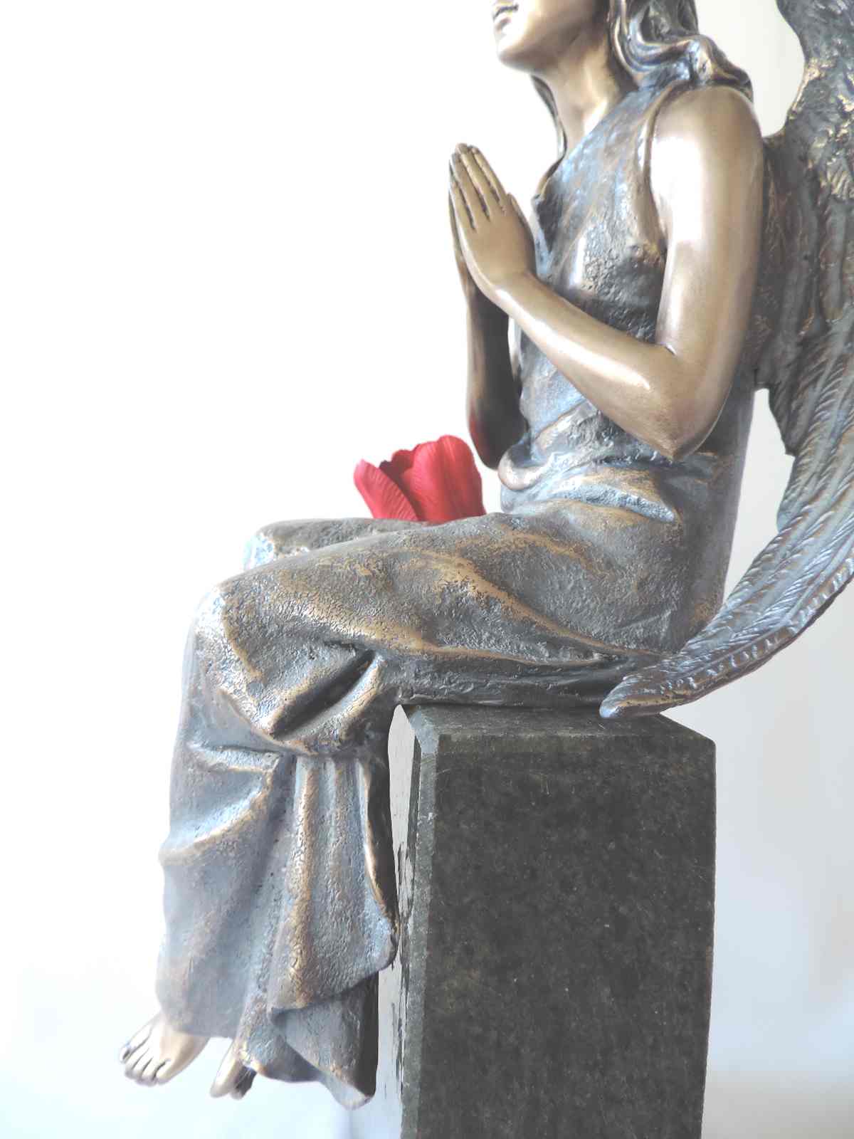 Betender Engel, sitzend, bittend, Bronzefigur