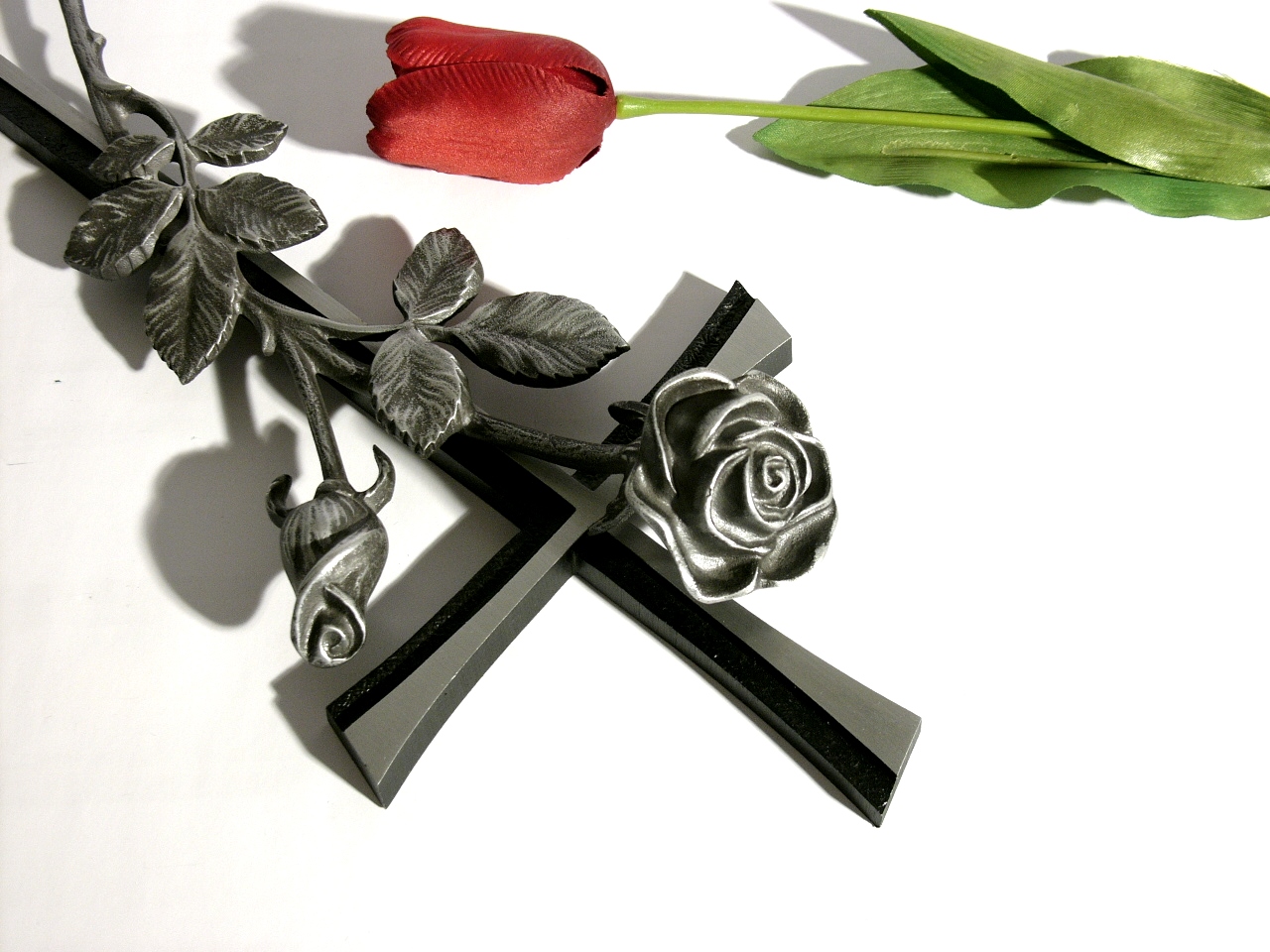 Grabkreuz, Kreuz, mit Rosenzweig, Grabschmuck
