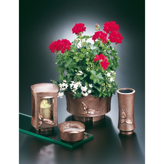 Vase mit Blattmotiv