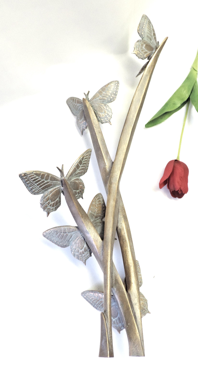 Schmetterlingsflug, Schmetterlinge auf Pflanze, Skulptur, Grab