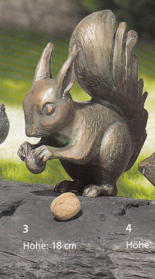 Eichhörnchen, mit Nuß, Bronzeskulptur, Gartenschmuck
