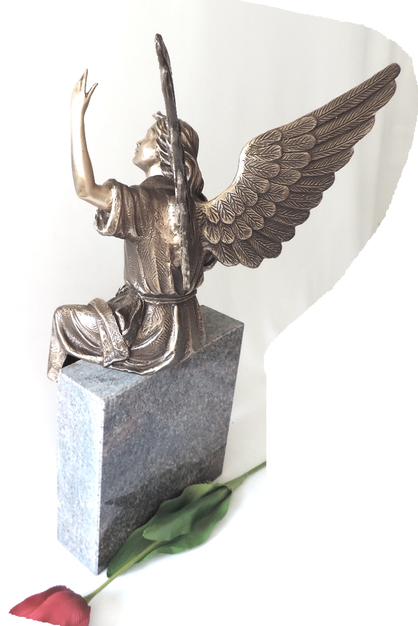 Engel aus Bronze, sitzend, Grabschmuck