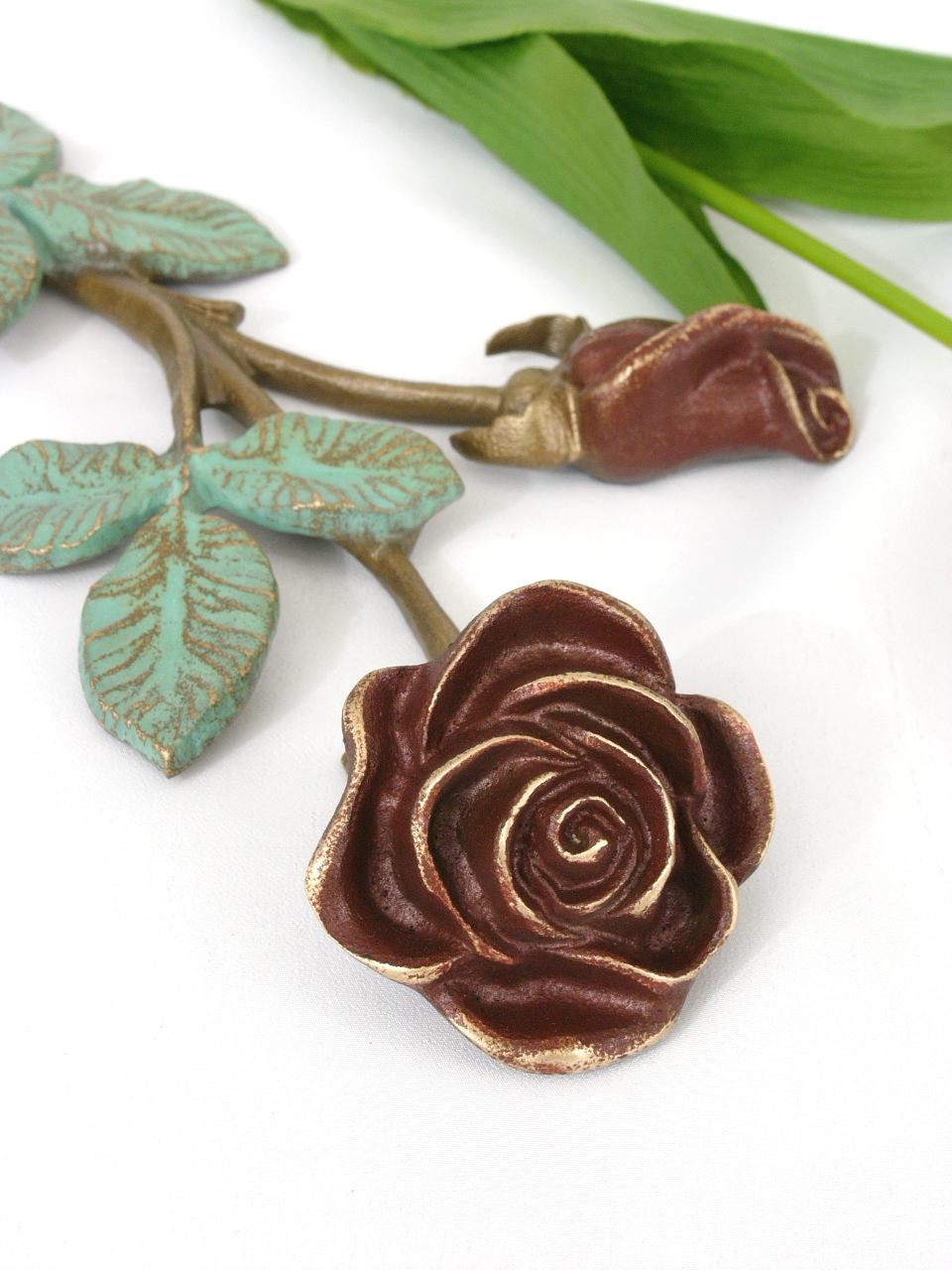 Rosenzweig mit zwei Blüten, nach rechts, Grabschmuck, Blumenschmuck, Grab