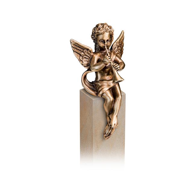 Engel, sitzend, mit Trompete, Bronzeskulptur, Grab
