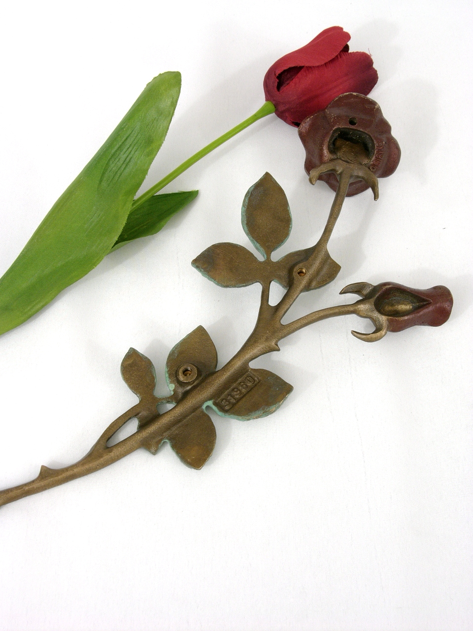 Rosenzweig mit zwei Blüten, nach rechts, Grabschmuck, Blumenschmuck, Grab