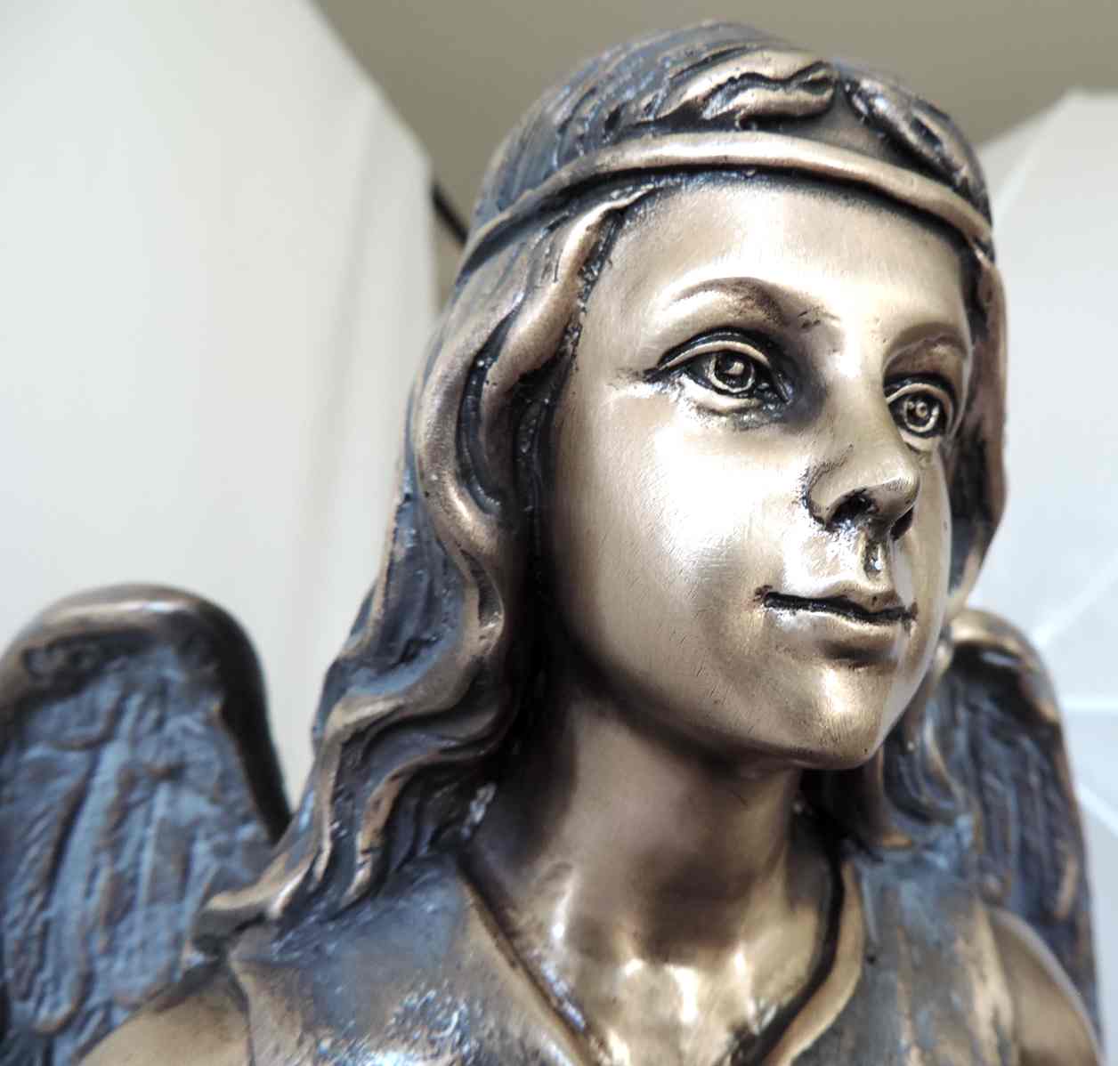 Betender Engel, sitzend, bittend, Bronzefigur