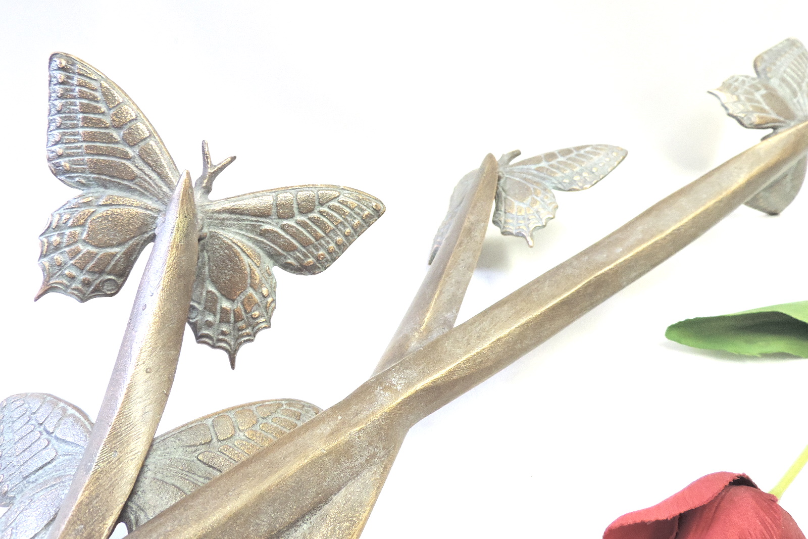 Schmetterlingsflug, Schmetterlinge auf Pflanze, Skulptur, Grab
