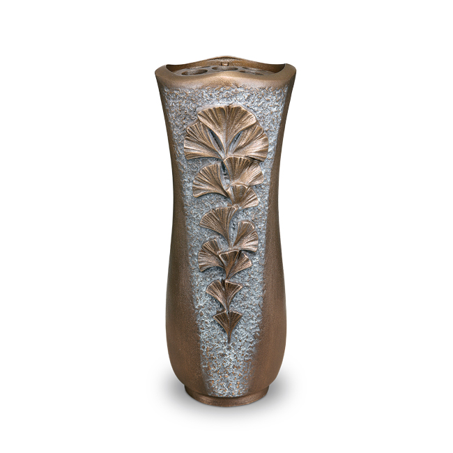 Vase mit Ginkgoblättern